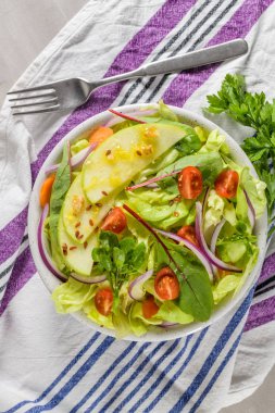 Elma dilim masa üzerinde beyaz seramik kase lezzetli sebze salatası.