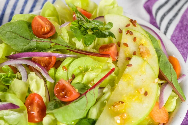 Deliciosa Ensalada Verduras Con Rodajas Manzana Tazón Cerámica Blanca Mesa — Foto de Stock