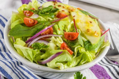 Elma dilim masa üzerinde beyaz seramik kase lezzetli sebze salatası.