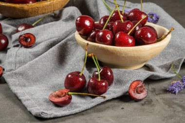 Kase ve kiraz masanın üzerine bir sürü kırmızı taze kiraz.
