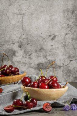 Kase ve kiraz masanın üzerine bir sürü kırmızı taze kiraz.