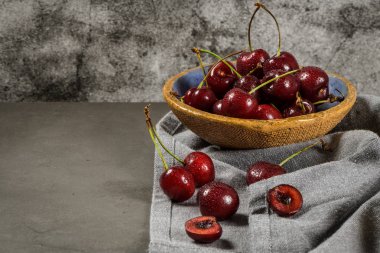 Kase ve kiraz masanın üzerine bir sürü kırmızı taze kiraz.