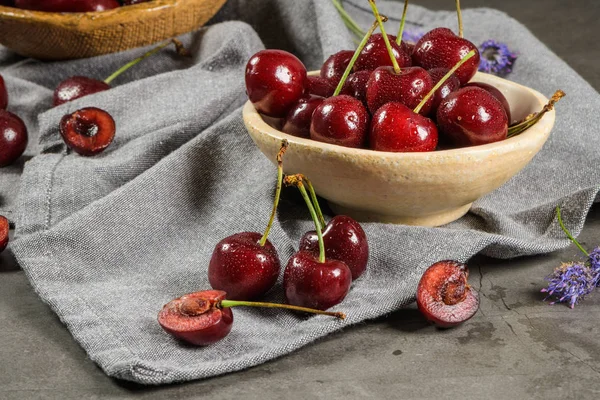 Kase ve kiraz masanın üzerine bir sürü kırmızı taze kiraz.