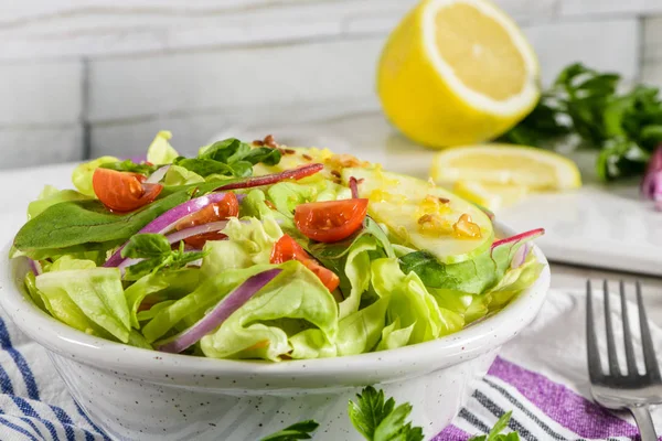 Elma dilim masa üzerinde beyaz seramik kase lezzetli sebze salatası.