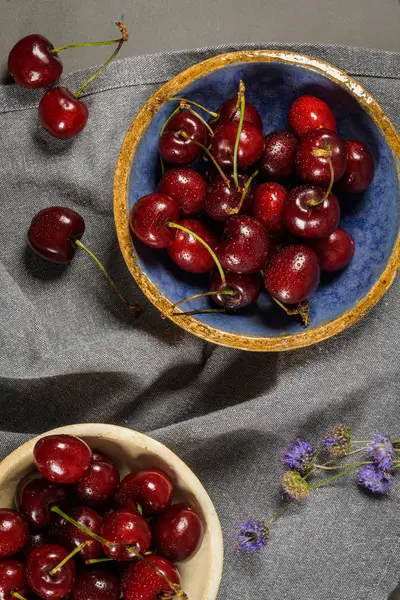 Røde Ferske Kirsebær Skåler Haug Kirsebær Bordet – stockfoto