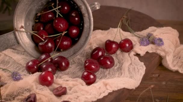 赤新鮮なサクランボのボウルとチェリーのテーブルの束 — ストック動画