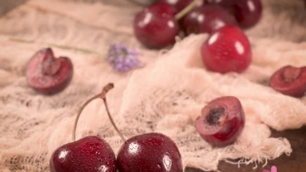 Cerezas Rojas Frescas Cuencos Montón Cerezas Mesa — Vídeo de stock