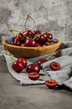 Kase ve kiraz masanın üzerine bir sürü kırmızı taze kiraz.