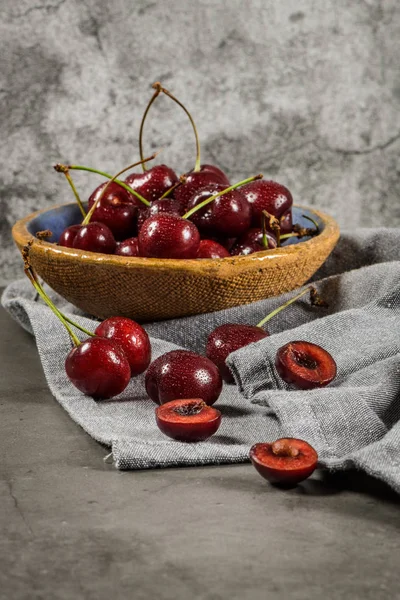 Kase ve kiraz masanın üzerine bir sürü kırmızı taze kiraz.