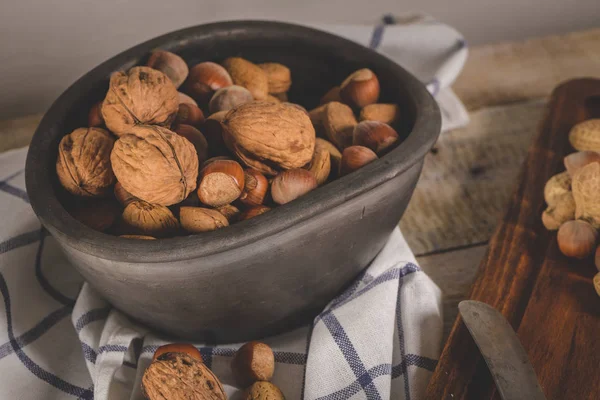 Ceviz, fındık, fıstık ve ceviz ahşap tablo.