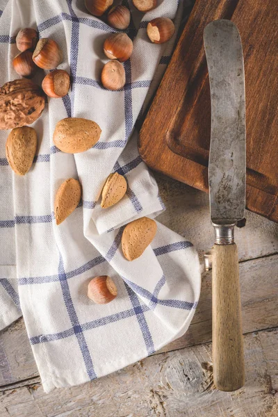 Ceviz, fındık, fıstık ve ceviz ahşap tablo.