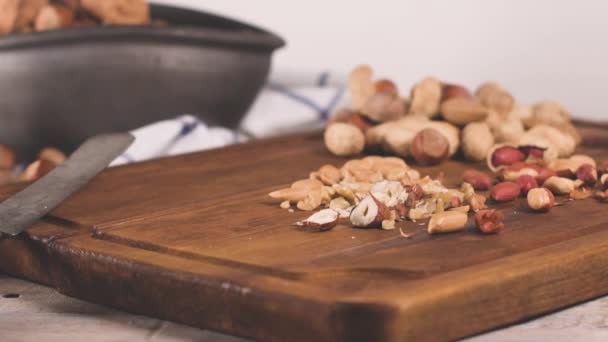 Nueces Avellanas Cacahuetes Nueces Sobre Mesa Madera — Vídeo de stock