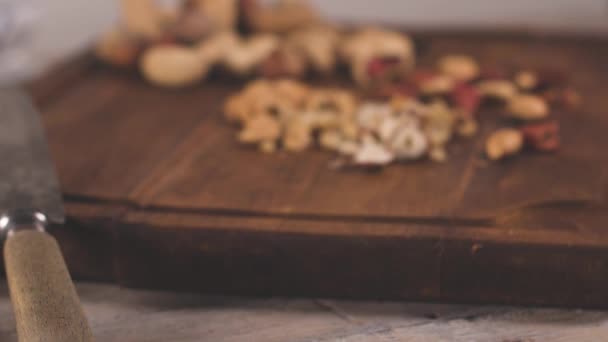Walnüsse Haselnüsse Erdnüsse Und Nüsse Auf Holztisch — Stockvideo