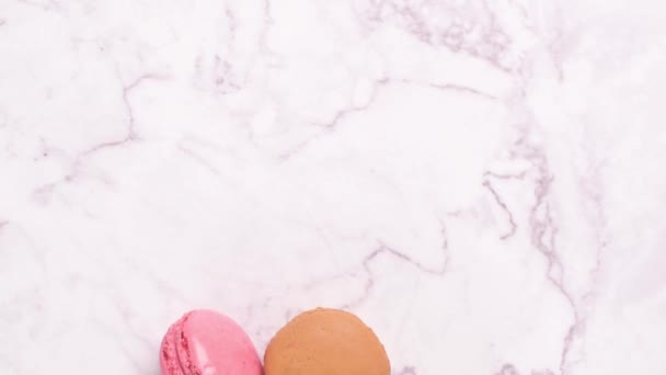 Fransa Gelen Macarons Bademli Kurabiye Kurabiye Tatlı Bir Beyaz Mermer — Stok video