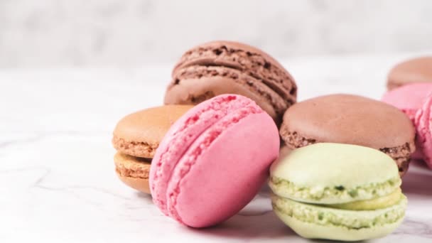 Macarons Bitterkoekjes Cookies Dessert Uit Frankrijk Geïsoleerd Een Witte Marmeren — Stockvideo