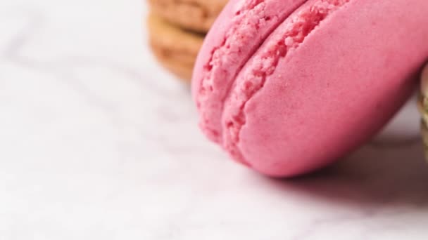 Macarons Macarons Biscotti Dessert Dalla Francia Isolato Piano Marmo Bianco — Video Stock