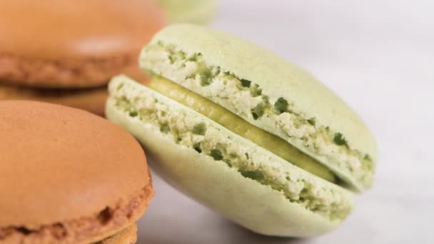 Macarons Biscoitos Macaroons Sobremesa França Isolado Uma Bancada Mármore Branco — Vídeo de Stock
