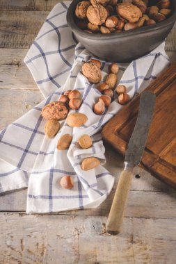 Ahşap masa üzerinde kuru meyve