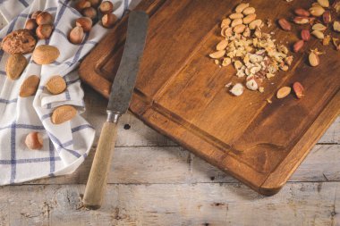 Ahşap masa üzerinde kuru meyve