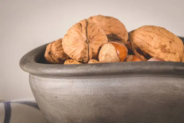 Frutos secos na mesa de madeira — Fotografia de Stock