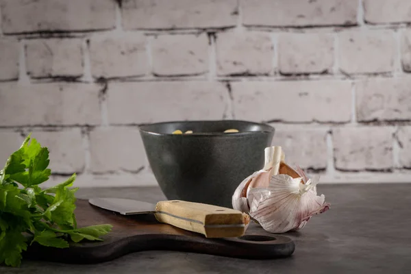 Φρέσκα Βότανα Στον Κήπο Για Countertop Κουζινών Μαϊντανός Σκόρδο Μαχαίρι — Φωτογραφία Αρχείου