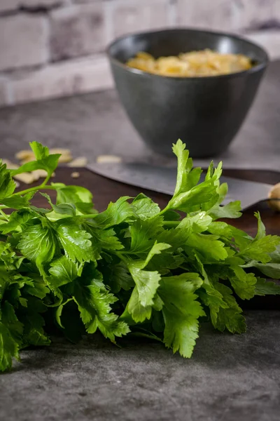 Frische Gartenkräuter Auf Der Arbeitsplatte Petersilie Knoblauch Messer Und Mandeln — Stockfoto