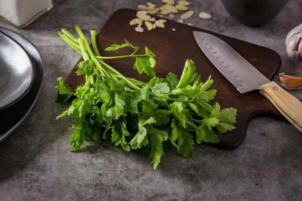 Frische Gartenkräuter Auf Der Arbeitsplatte Petersilie Knoblauch Messer Und Mandeln — Stockfoto