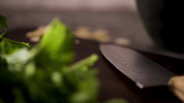 Mutfak Tezgah üzerinde taze bahçe otlar. Maydanoz, sarımsak, bıçak ve almons. Gıda, kavramını sağlıklı gıda.