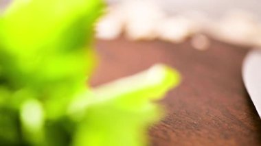 Mutfak Tezgah üzerinde taze bahçe otlar. Maydanoz, sarımsak, bıçak ve almons. Gıda, kavramını sağlıklı gıda.