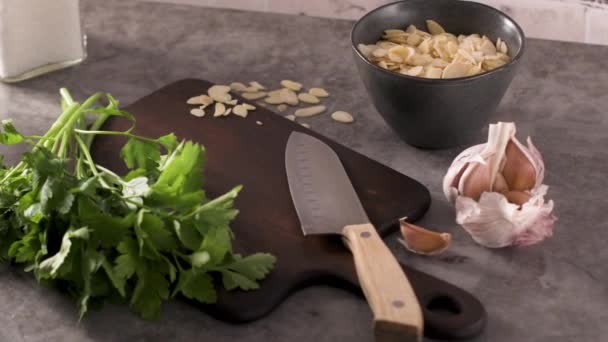 Φρέσκα Βότανα Στον Κήπο Για Countertop Κουζινών Μαϊντανός Σκόρδο Μαχαίρι — Αρχείο Βίντεο
