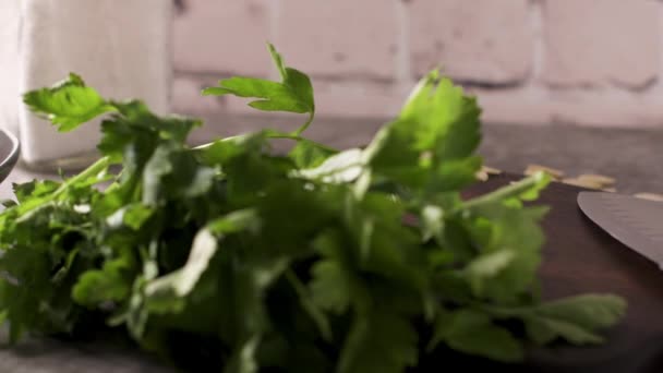 Herbes Jardin Frais Sur Comptoir Cuisine Persil Ail Couteau Almons — Video