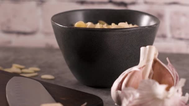 Φρέσκα Βότανα Στον Κήπο Για Countertop Κουζινών Μαϊντανός Σκόρδο Μαχαίρι — Αρχείο Βίντεο