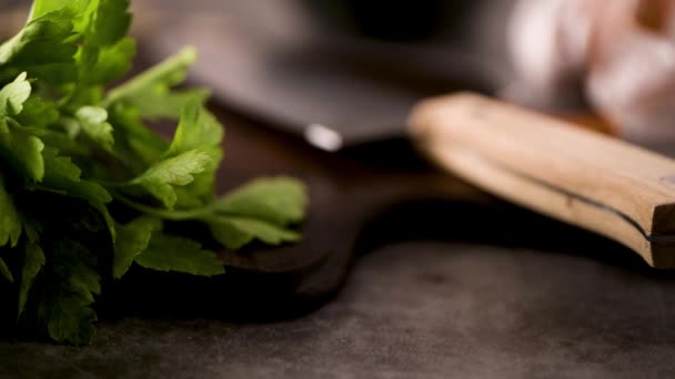 厨房台面上的新鲜花园草药 Almons 健康食品的概念 — 图库视频影像