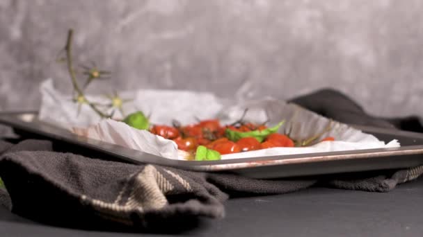 Rostad Cherry Tomotoes Medelhavs Mat Recept Idé — Stockvideo