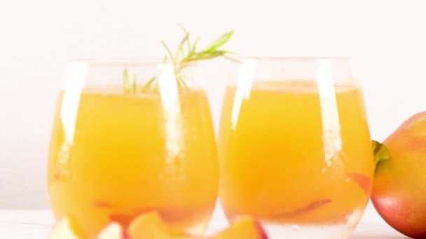 自制桃汁 冰块和迷迭香在大理石石背景玻璃上的叶子 — 图库视频影像