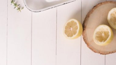 Soğuk limonata veya alkollü kokteyl limon, biberiye ve hafif bir arka plan üzerinde cam bardaklarda buz ile.