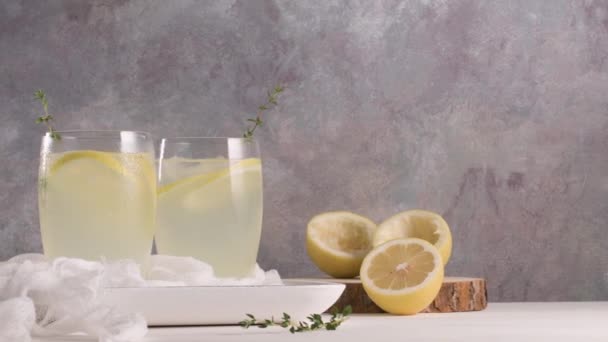 Kalte Limonade Oder Alkoholischer Cocktail Mit Zitrone Rosmarin Und Eis — Stockvideo