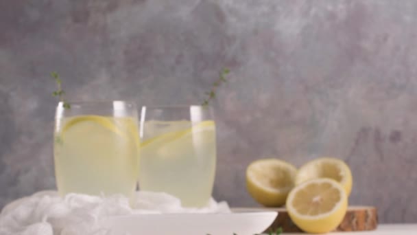 Холодний Лимонад Або Алкогольний Коктейль Лимоном Розмарином Льодом Окулярах Світлому — стокове відео