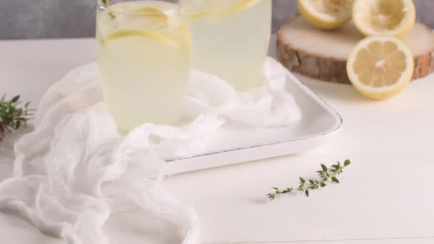 Limonata Fredda Cocktail Alcolico Con Limone Rosmarino Ghiaccio Bicchieri Vetro — Video Stock