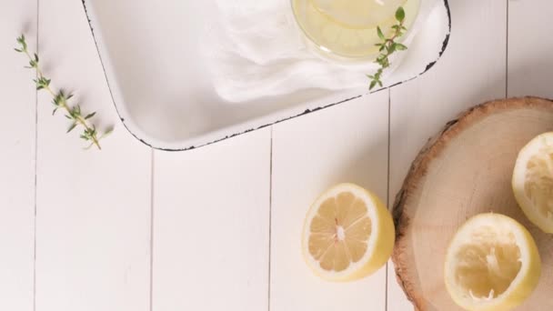 Limonada Fría Cóctel Alcohólico Con Limón Romero Hielo Vasos Vidrio — Vídeo de stock
