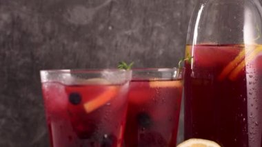 Taze yabanmersini yaz mojito kokteyli. Mutfak tezgahında yabanmersinli limonata ya da sangria..