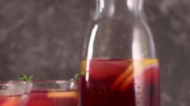 Taze yabanmersini yaz mojito kokteyli. Mutfak tezgahında yabanmersinli limonata ya da sangria..