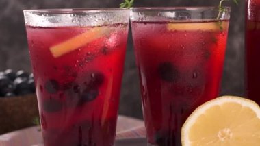 Taze yabanmersini yaz mojito kokteyli. Mutfak tezgahında yabanmersinli limonata ya da sangria..