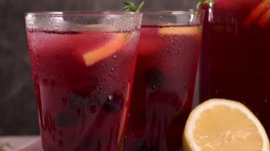 Taze yabanmersini yaz mojito kokteyli. Mutfak tezgahında yabanmersinli limonata ya da sangria..