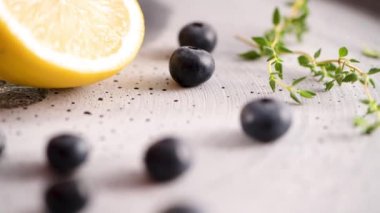 Mutfak Tezgah üzerinde bir yaban mersini ve limon.