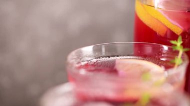 Taze yabanmersini yaz mojito kokteyli. Mutfak tezgahında yabanmersinli limonata ya da sangria..