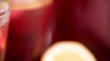 Taze yabanmersini yaz mojito kokteyli. Mutfak tezgahında yabanmersinli limonata ya da sangria..