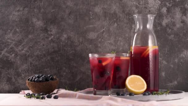 Coquetel Mojito Fresco Verão Mirtilo Limonada Mirtilo Sangria Bancada Cozinha — Vídeo de Stock