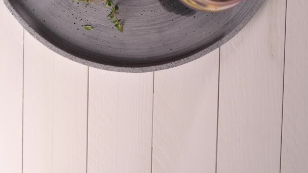 新鮮なブルーベリー夏のモヒートカクテル ブルーベリーレモネードまたは台所のカウンター上のサングリア — ストック動画