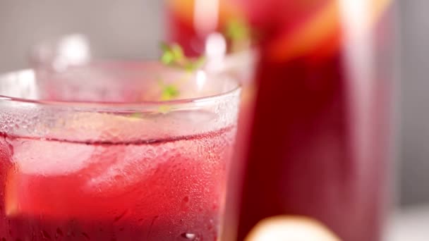 Frischer Sommerlicher Mojito Cocktail Aus Blaubeeren Blaubeerlimonade Oder Sangria Auf — Stockvideo